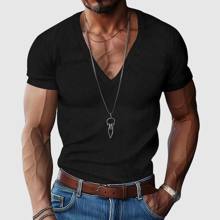 Mjuk och bekväm V-ringad herrskjorta med kort ärm. Figurnära fritidsskjorta i stilren casual design.