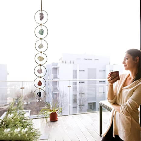 Elegant 7 chakra väggdekoration med slipade ädelstenar, skapar fridfull atmosfär och positiv energi.