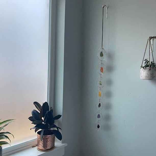 Andlig 7 chakra väggdekor med helande kristaller. Perfekt dekoration för meditation och balans i hemmet.
