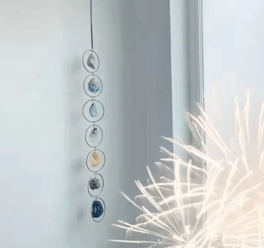 Väggdekor med 7 chakrastenar som främjar energiflöde och harmoni. Perfekt för välbefinnande och dekoration.