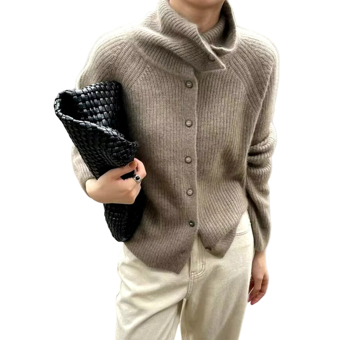 Varm, beige chunky cardigan för dam med hög krage och knappar. Perfekt stickad vintertröja för avslappnad stil.