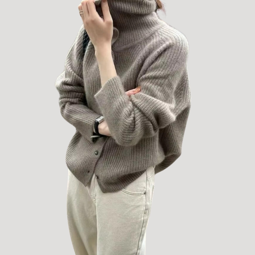 Elegant damcardigan i chunky stickning med hög krage. Bekväm knapptröja för vardagsmode och vintervärme.