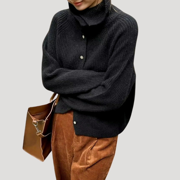 Mysig stickad damcardigan, chunky modell med hög krage. En bekväm och stilren vintertröja för damkläder.