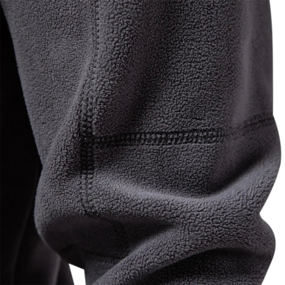 Mjuk och bekväm herr turtleneck tröja med hög halskrage. Essentiell för höst- och vintergarderoben.