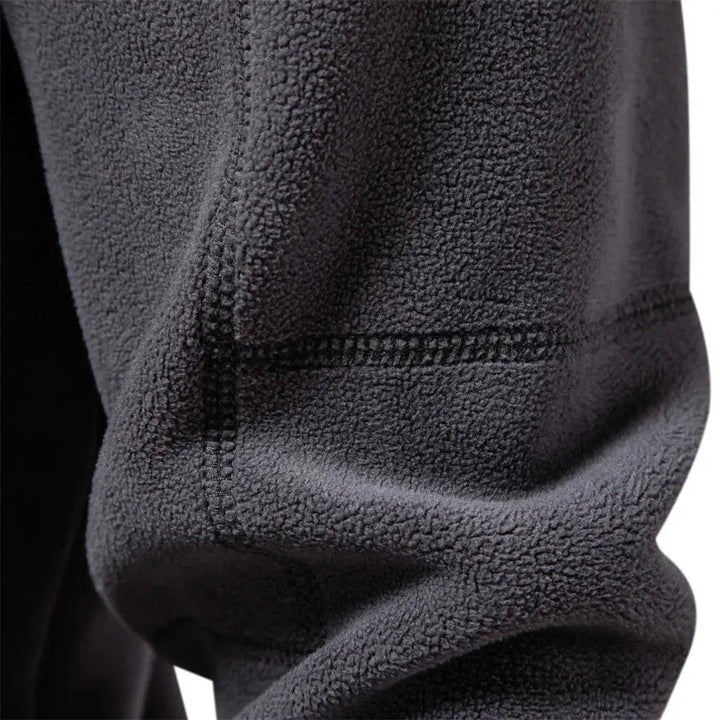 Mjuk och bekväm herr turtleneck tröja med hög halskrage. Essentiell för höst- och vintergarderoben.