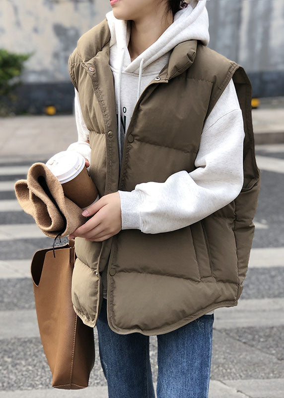Khakifärgad dam puffer väst med ståkrage, modern och ärmlös vinterväst. Ett snyggt casual lagerplagg.