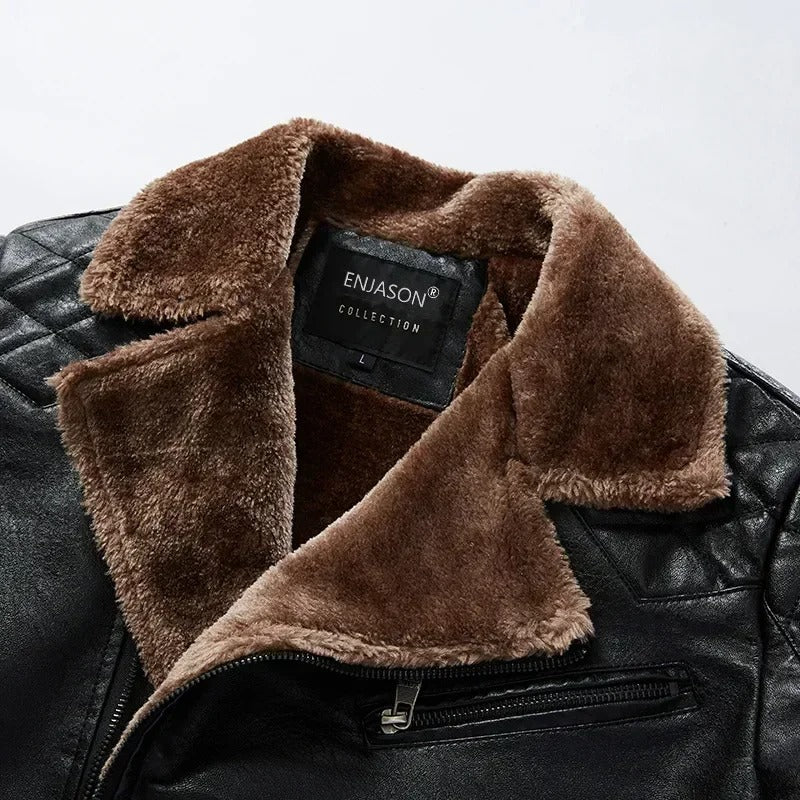 Casual herrjacka med pälskrage. Modern stil möter funktionell värme. Idealt ytterplagg.