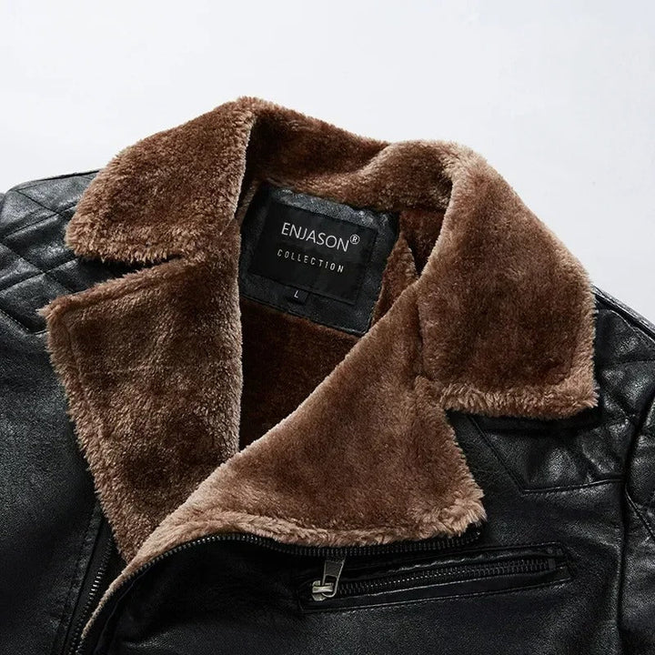 Casual herrjacka med pälskrage. Modern stil möter funktionell värme. Idealt ytterplagg.