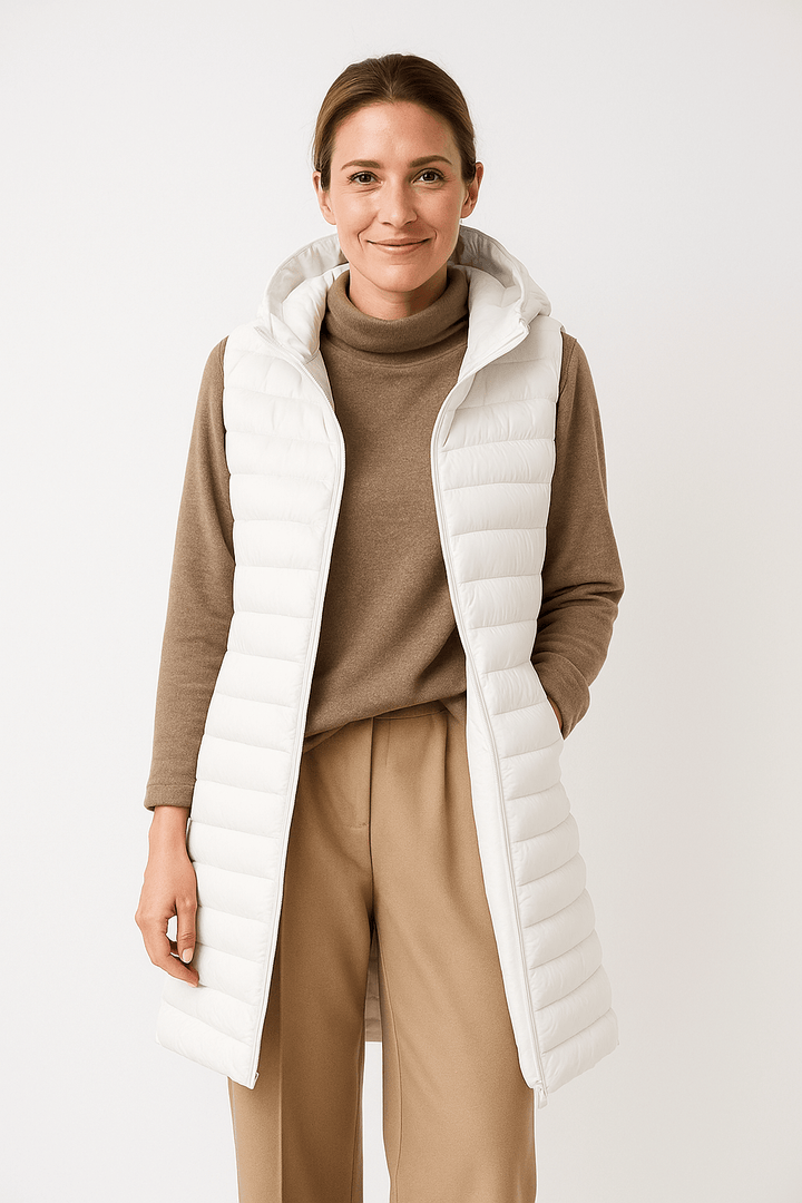 Modeinriktad damvinterkappa. Varmt och bekvämt ytterplagg med huva, idealisk för nordiska vintrar. Stilren design.
