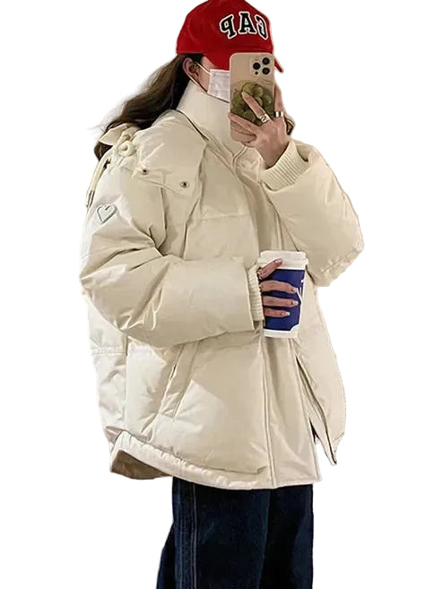 Varm kvinnors vinterjacka med huva i stilren design, perfekt för kallt väder och bekväm vardag.