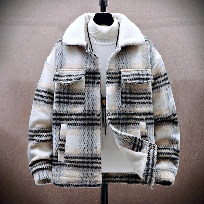 Detaljbild av rutig herr vinterjacka. Tjock, varm textil för outdoor och vintermode. Stilfullt ytterplagg.