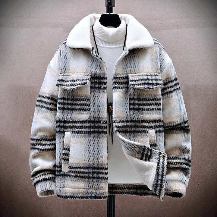 Detaljbild av rutig herr vinterjacka. Tjock, varm textil för outdoor och vintermode. Stilfullt ytterplagg.