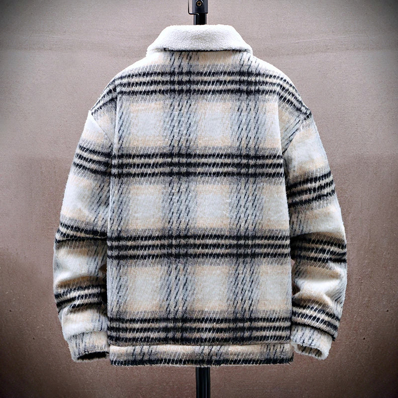 Rutig herr vinterjacka sedd bakifrån. Varm och robust design för kalla dagar. Perfekt ytterplagg för höstmode.
