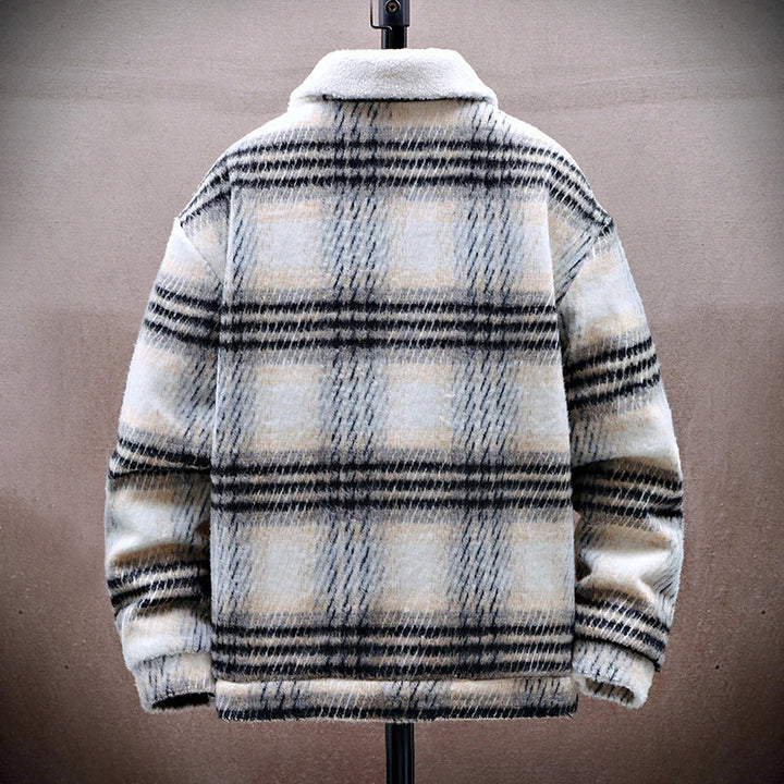 Rutig herr vinterjacka sedd bakifrån. Varm och robust design för kalla dagar. Perfekt ytterplagg för höstmode.