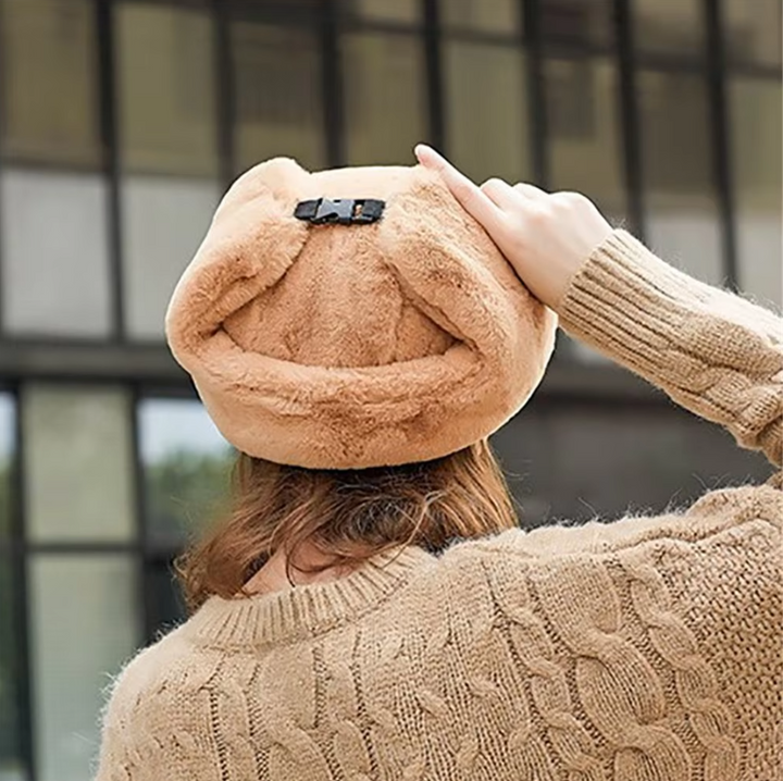 Varm stickad vintermössa för kvinnor. Trendig dammössa med öronlappar, mysig beanie mot kyla.