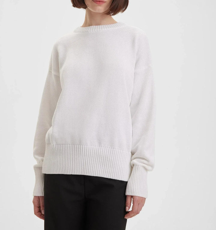Elegant stickad damtröja med rund hals i mjuk akryl/ull. Varm och bekväm för vintergarderoben.