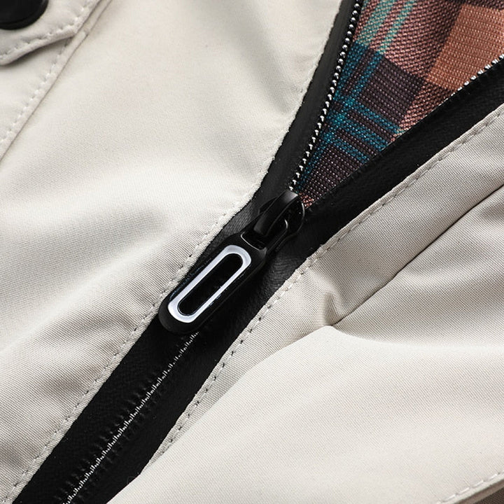 Ryggvy av stilren damvinterjacka, varmt & funktionellt ytterplagg i casual design för kalla dagar.