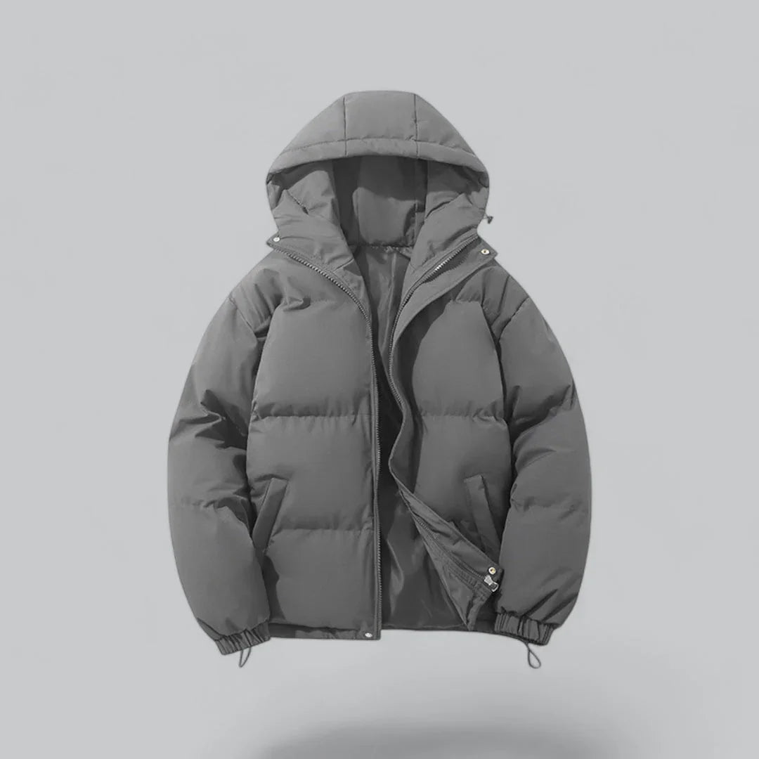 Man bär varm, vattentät vinterparkas med modern design utomhus i snöigt väder.
