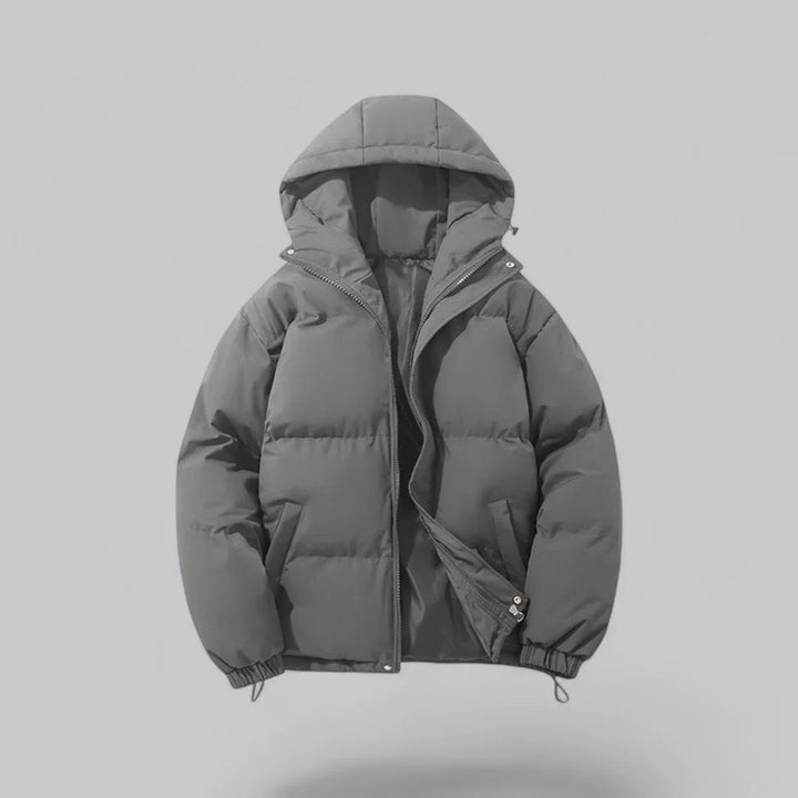 Man bär varm, vattentät vinterparkas med modern design utomhus i snöigt väder.