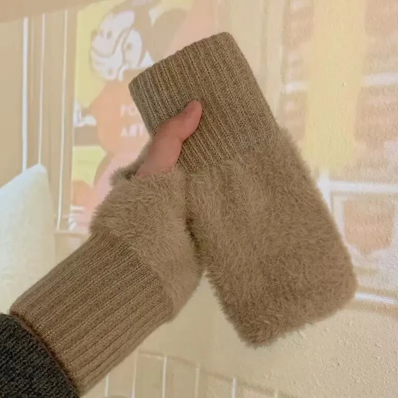 Robusta damhalvfingerhandskar, designade för att stå emot vinterkyla och daglig användning.