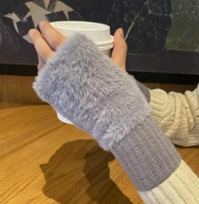 Moderna damhandskar med halvfingerdesign, perfekta för att behålla rörligheten i kylan.