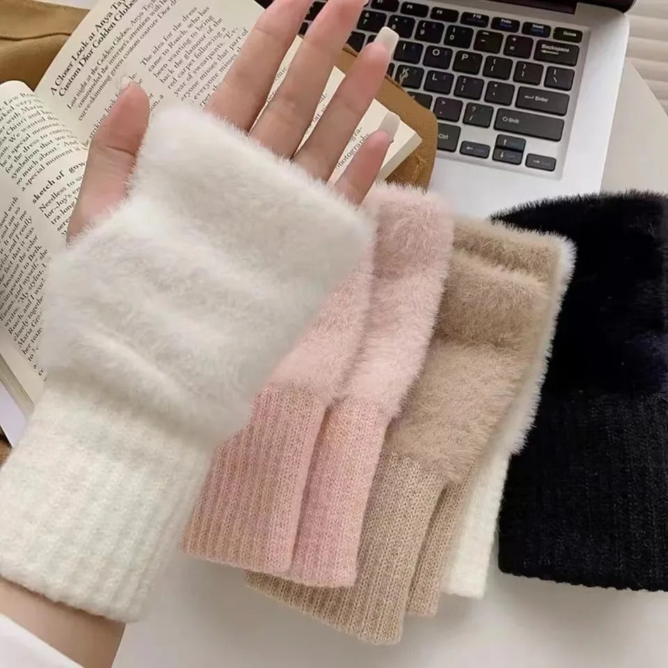 Damhalvfingerhandskar för vintern, designade för optimal värme och flexibilitet.