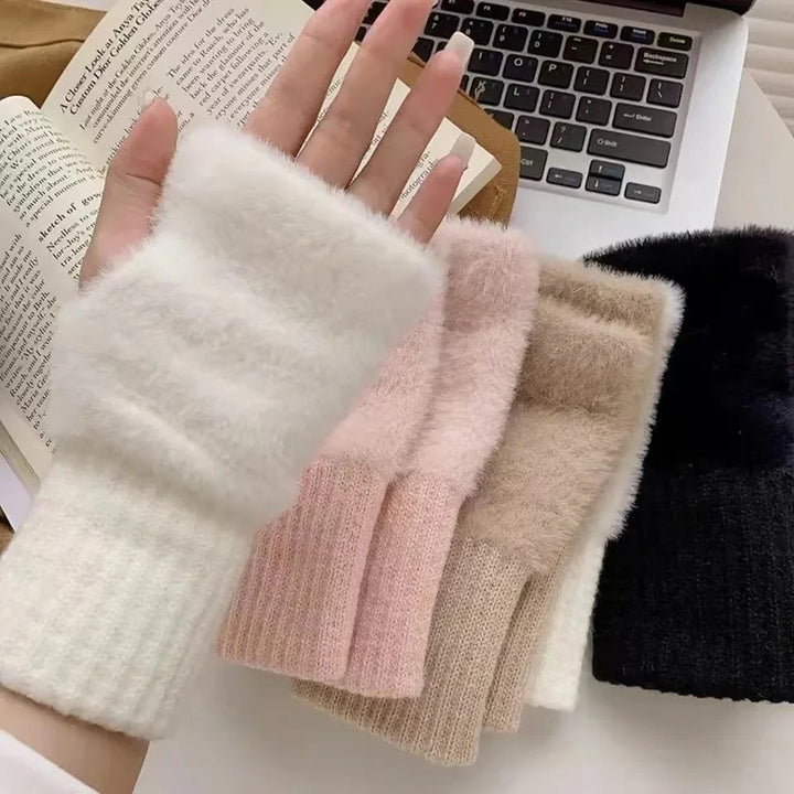 Damhalvfingerhandskar för vintern, designade för optimal värme och flexibilitet.