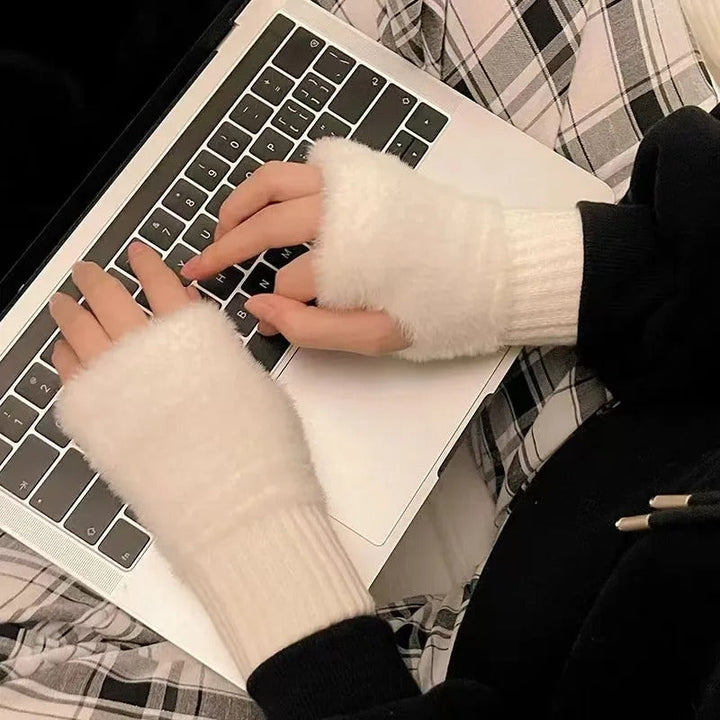 Halvfingerhandskar dam, ger skydd mot kyla samtidigt som fingrarna är fria att använda.
