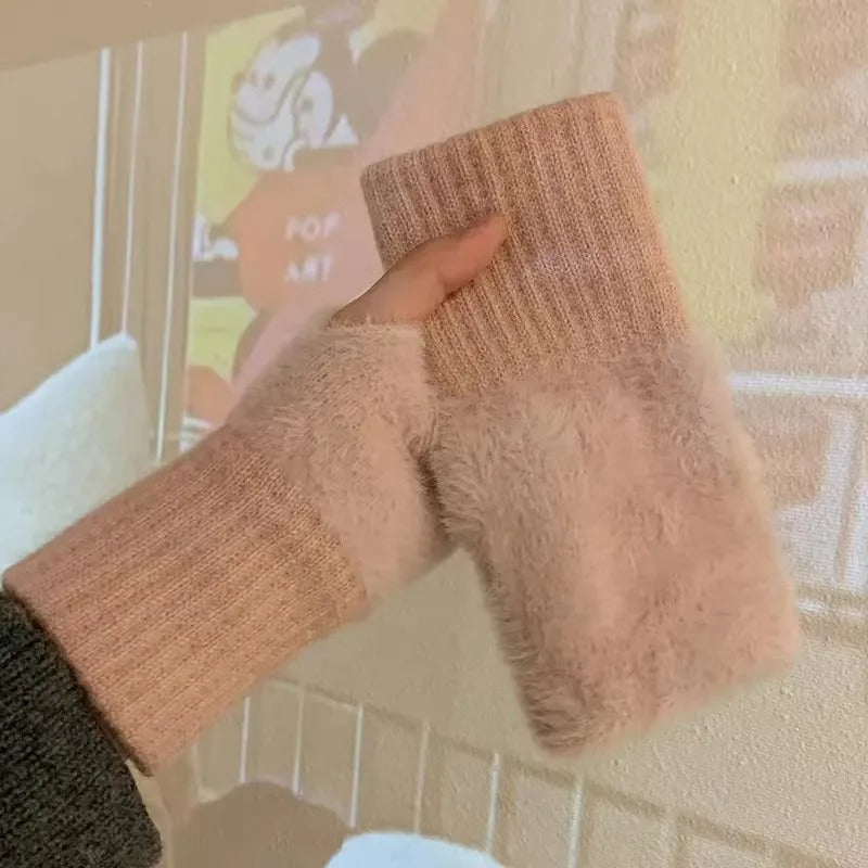 Damhandskar för kalla dagar, varma och bekväma med öppna fingrar för bättre grepp.