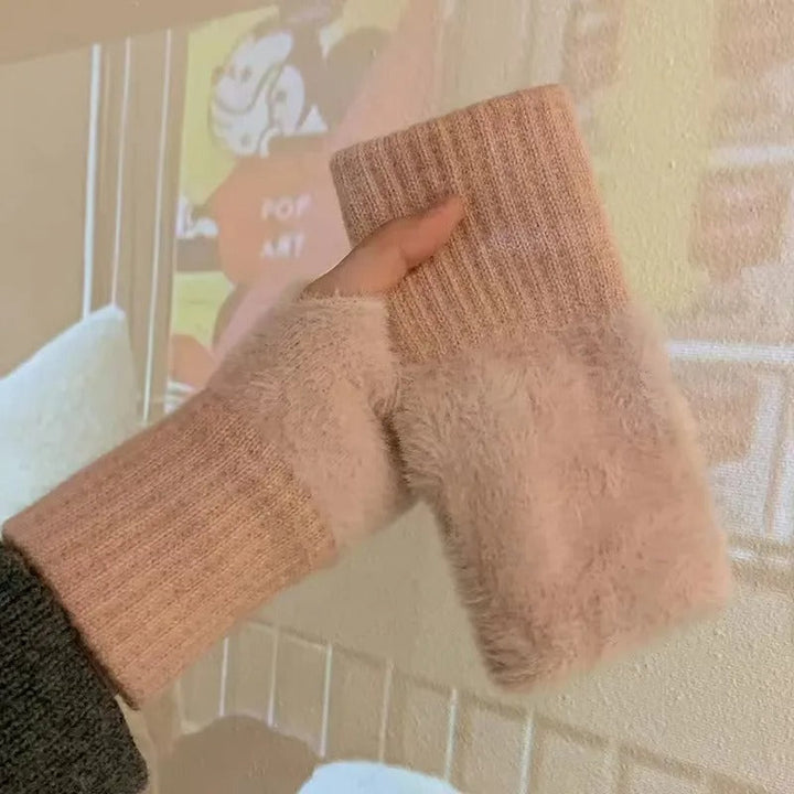 Damhandskar för kalla dagar, varma och bekväma med öppna fingrar för bättre grepp.