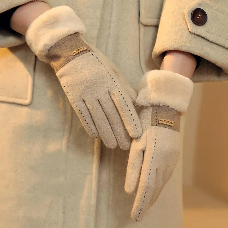 Stilrena och bekväma plyschhandskar för kvinnor. Elastiska vinterhandskar, en perfekt vinteraccessoar.