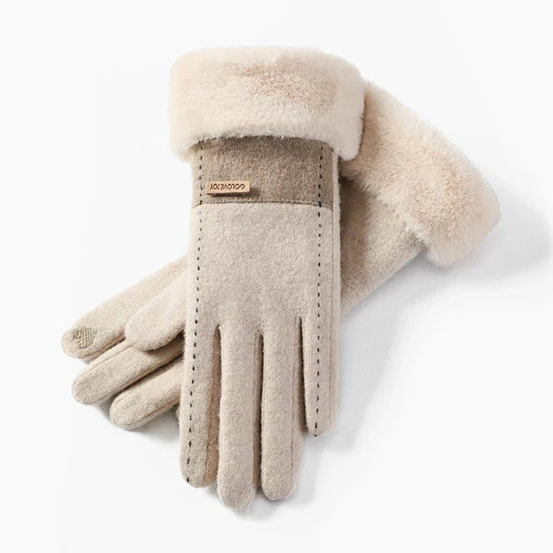 Lyxiga, mjuka plyschhandskar för dam. Elastiska och varma vinterhandskar, en bekväm accessoar.