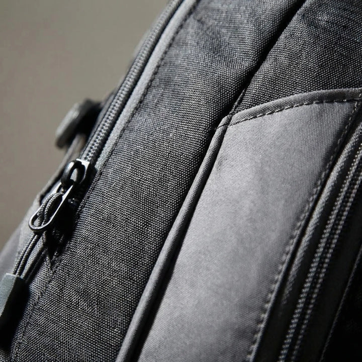 Unisex 50L vandringsryggsäck Sean på en vandrare, idealisk för långa resor och friluftsäventyr.