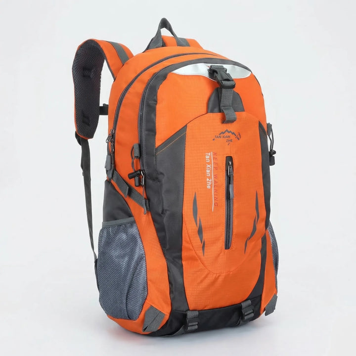 Fullpackad 50L vattentålig ryggsäck Sean, redo för långa vandringar och äventyr i naturen.