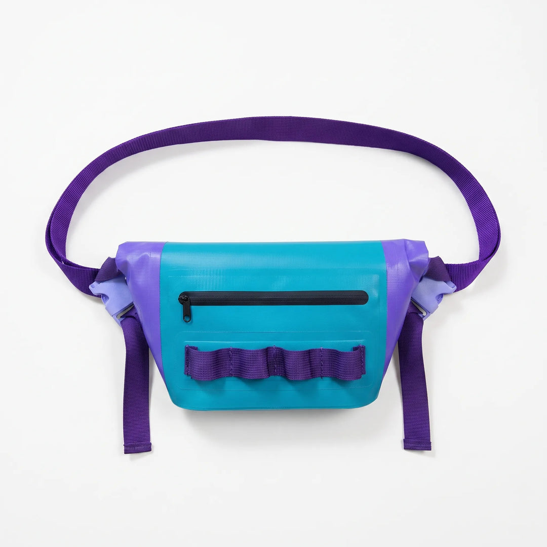 Kompakt vattenavvisande fannypack, idealisk för strand, båtliv & paddling. Håll dina saker skyddade.