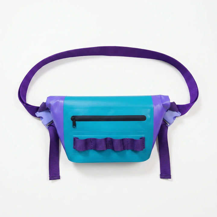 Kompakt vattenavvisande fannypack, idealisk för strand, båtliv & paddling. Håll dina saker skyddade.
