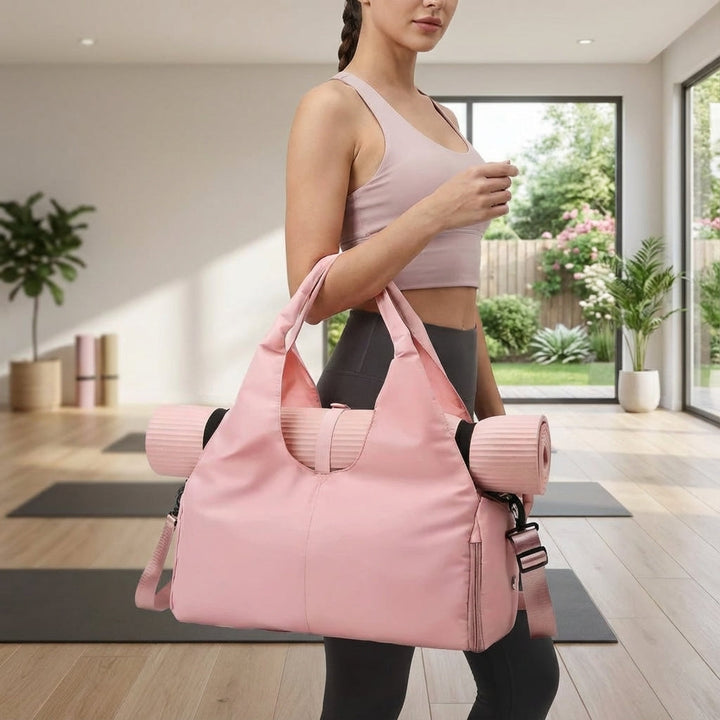 Vattenavvisande träningsväska för yoga och gym med skofack, våtfack och matthållare.