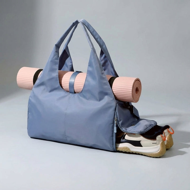 Snygg och funktionell träningsväska för yoga och gym. Vattenavvisande material och designad för förvaring.