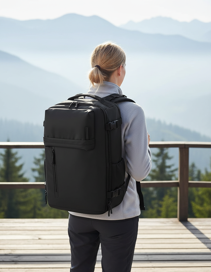 Vattentålig reseryggsäck med integrerat skofack och laptopfack, perfekt för organiserad packning på resor.