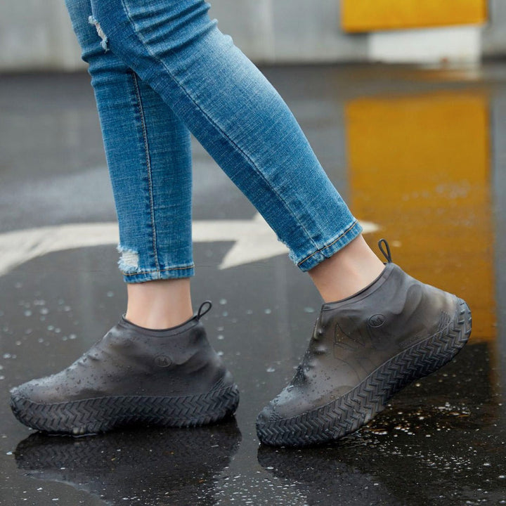 Halkfria skoskydd i silikon för stövlar och sneakers, idealiska för vandring och cykling i vått väder.
