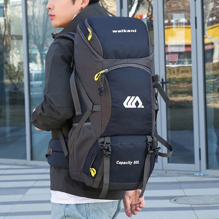 Bekväm 50L ryggsäck för långa vandringar och trekking, håller din utrustning torr och säker.