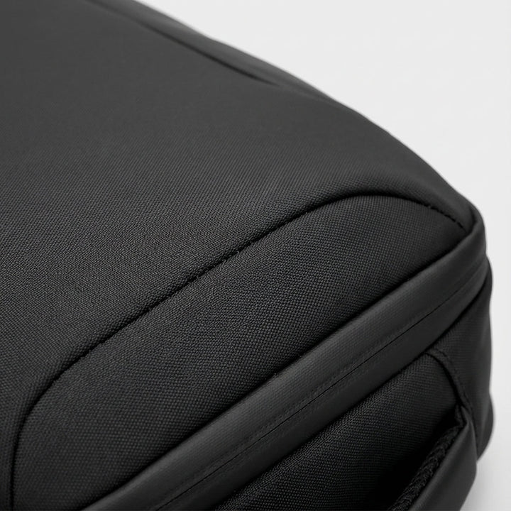 Stilren businessryggsäck. Vattentät laptopväska 17 tum för pendling. Säker förvaring, organiserad design.