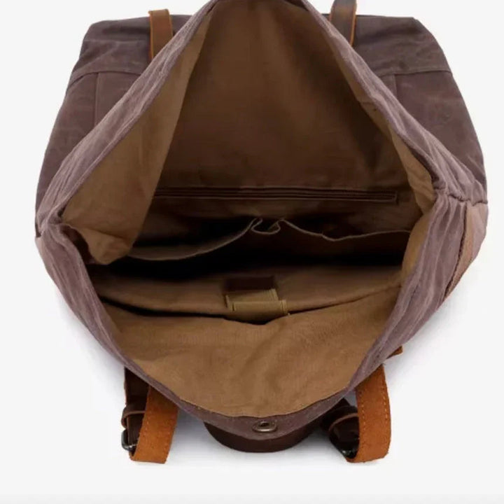 Sidovy av 20L vattentät campingryggsäck för män, i vintage design. Rymlig för utrustning vid vandring.