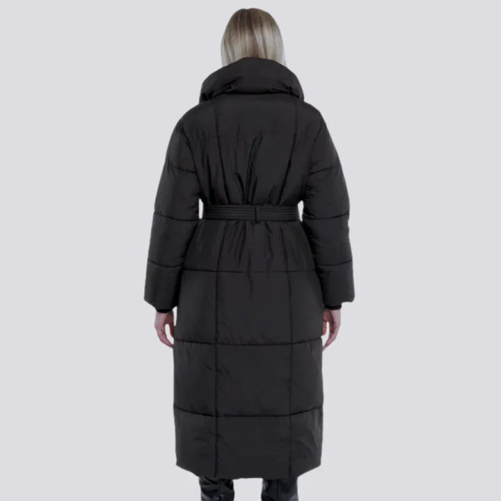 Elegant & stilren lång damjacka, vattentät vinterjacka med bälte. Perfekt för vintermode och damkläder.