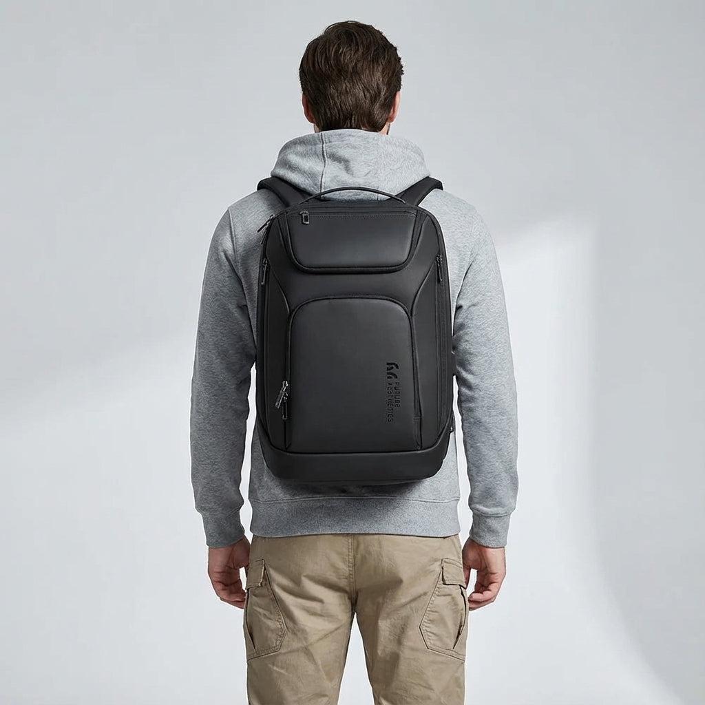 Unisex ChargeRover ryggsäck med vattentät design för laptop. Håller din utrustning torr i alla väder.