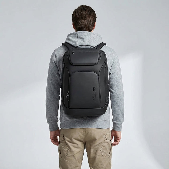Unisex ChargeRover ryggsäck med vattentät design för laptop. Håller din utrustning torr i alla väder.