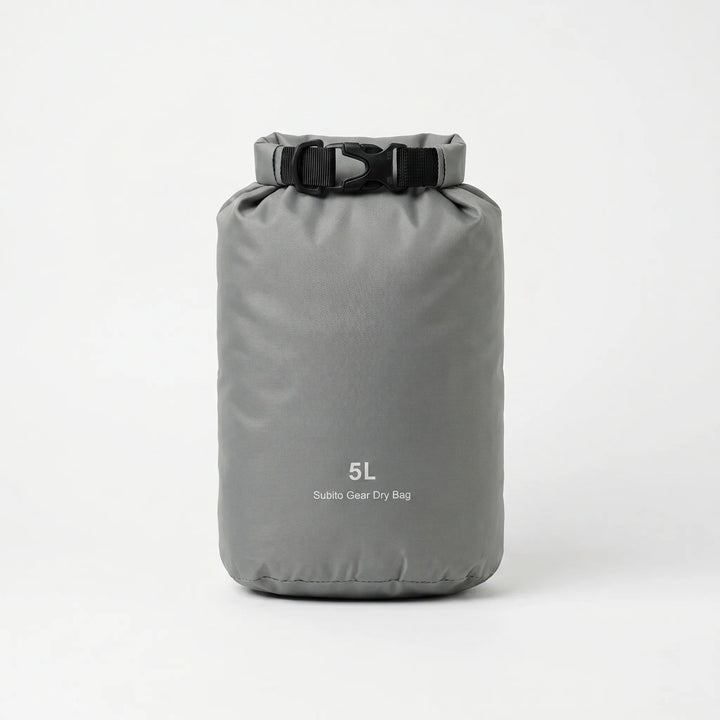 Robust drybag med rulltopp för att hålla din packning torr under paddling, båtliv och utomhusäventyr.