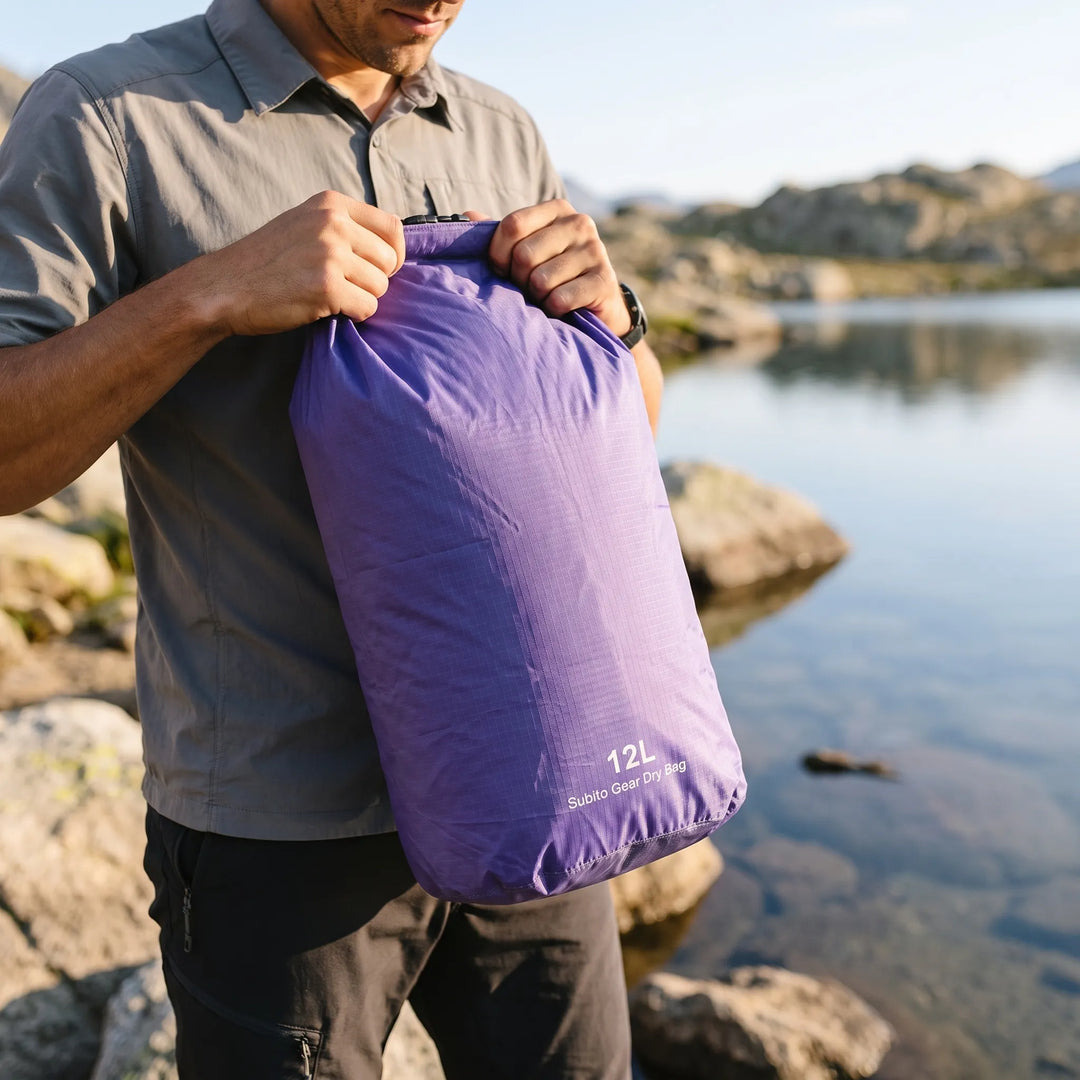 Praktisk rulltopp drybag för vattentät packning. Idealisk för utomhusbruk, skyddar innehåll från vatten.