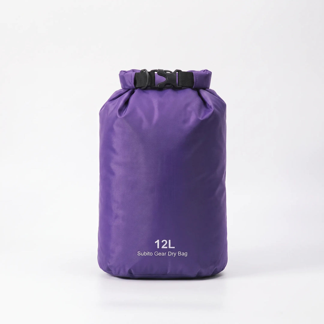 Mångsidig drybag med rulltopp designad för utomhusutrustning. Skyddar din packning vid båtliv och paddling.