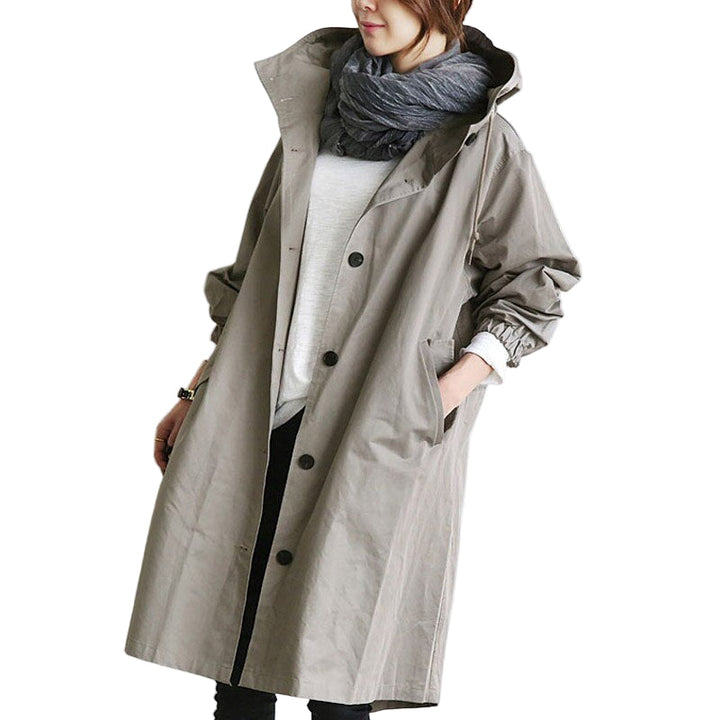 Vattentät trenchcoat dam i modern design, perfekt för stil och skydd mot regniga dagar.